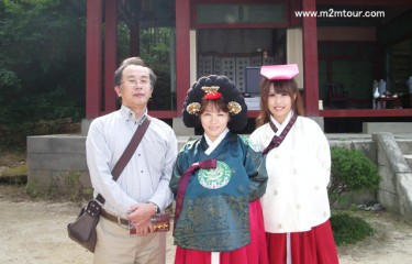 『大長今テーマパーク』　せっかくだったのにお父さんも王様の服を着て写真取れば良かったのに～ＴＴ～でも、お母様お嬢様凄くお似合いですよ。＾＾