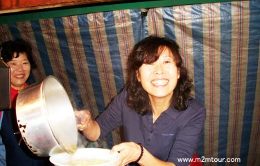 『屋台でのラーメン作り』　弊社グーガイドの初登場ですがこんな格好で宜しいかな！？　でも、楽しそうにラーメンを作ってるけど、、、果たして味はどうかな！＞＜～＊