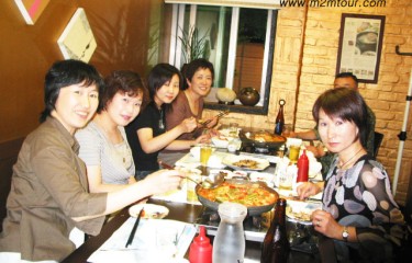 綺麗な女性5人組の韓国旅行、、、中に一人は男性、、、最後まで無視ですね。＾!＾＠＠＠　食べ物も楽しく召し上がるとそのまま肉になるとか、、本当に！？！？