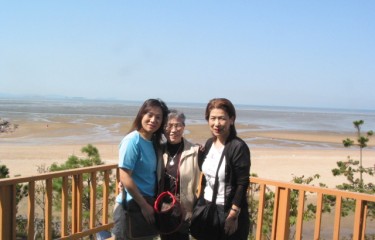 仲良しの娘さんがそばにいるので安心、安心、、お母様は今頃、東京出張中かな！何してますか？