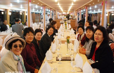 『漢川遊覧船のバイキング』　100万ドルも夜景良し・超うまい食べものも良し・素晴らしい公演良しのロマンチックな夜が皆様をお待ちしておますよ。