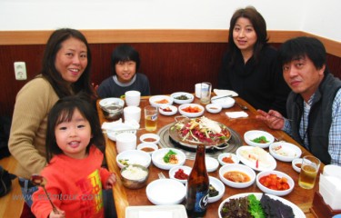 朝、寒かったけど何とかお子様も楽しく！雪も見れたし、骨董品のお茶碗でお茶飲んでますか?うまいでしょう！？２百年前の年代物ですから大事に。