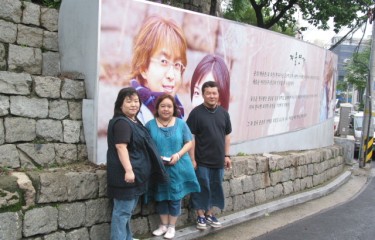 せっかくのヨン様ツアーだったのに雨で残念でしたね。でも、次回は今回回れなかった所まで隈なく回るつもりですので覚悟してくださいね。ありがとう御座いました。