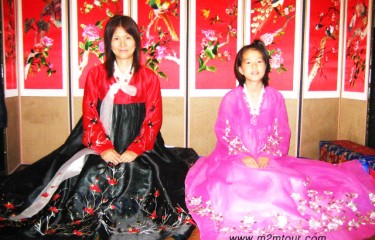 こんな体験もされたんですね。綺麗　＠！＠　チマチョゴリ凄くお似合いですよ。お子様もなかなかですし、もっともっと美人になれるといいですね。＾！＾＠＠＠