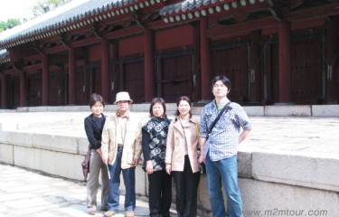 計画好きの00様、旅行の疲れは取れましたでしょうか?　計画通りより旅でしたね。でも、事前に相談して良かったでしょう?　世界文化遺産の『宗廟』にて