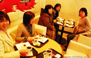 ここは『天国の階段』のパスクチ。若者の町にお嬢様は素敵でしたよ。コーヒーご馳走様でした。あ～バッタリ会いましたね。撮影現場を誰でしたっけ、、俳優さん。