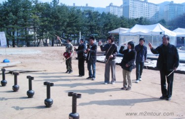 王宮内での遊びですよ。簡単に入らないけど皆と一緒にすると楽しいもん。ジュースをかけたのに飲ませてくれない買ったのは誰でしょう？必ず奢って貰ってくださいね。