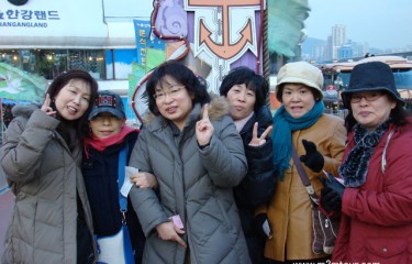 『漢川遊覧船』二度目のご利用ですね。今回は金ガイドのご案内、、、皆様全員、明るくて楽しいお嬢様で金ガイドも何だか満足してる様子ですよ。笑!^@