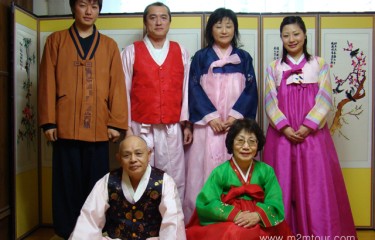 「韓服経験」　ワウ～120％韓国人に返信～チャン～!＾＠　代々に遠と残すべき写真！初体験ですけど自然すぎる、、もしかして先祖は韓国人かも～笑～＊