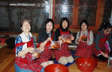 『キムチ作り体験』～＾＾真剣な表情はお店でも出すのかなと錯覚するほどでした。忘れないうちに早速キムチを作ってください。美味しいかな！？超心配！？