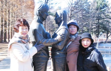 『ナミ島』にて、きつくたきしめないで、、ヨンさま痛がってるのでは、＾!＾＠　でも、こんなに愛されてヨンさまは、、幸せですね。羨ましいＴＴ