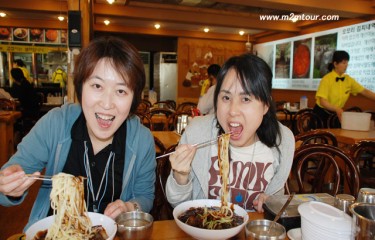 『ジャージャー麺』　あら～お嬢様がこんなに大きく口を開けて食べるなんて楽しいでしょう!＾＠　旅行はこうじゃないと～ですね。