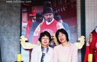 王様と一緒に写真取っちゃいました。ちなみに王様の食事であるスラも食べてみました。でも、チマチョゴリは恥ずかしくて！＾笑