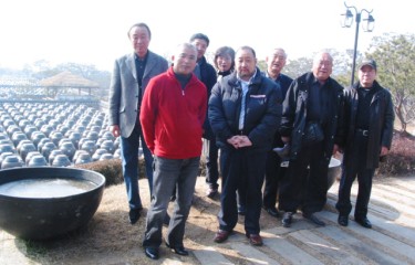 ソイル農園の壷の数に参りましたでしょう？こうしないと自然の味が出ないという、、園長の考え方です。