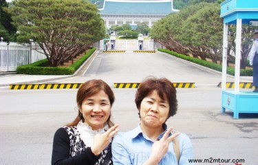 『青瓦台』　こんなに素晴らしい笑顔はなかなか難しいのに～！～　今回の韓国旅行で10年は若返ったでしょう？！＾＠