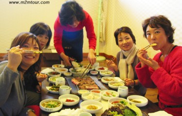 王～カルビの味とは^！y　楽しそうな顔！ハサミで切ってくれる味付けカルビ～最高でしょう？これが韓国ソウルの素晴らしいところです。ソウルに来られたらお電話～ね(^^)y