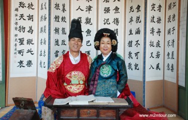 『大長今テーマパク』王様～お姫様～の登場です＾＾!　本当にお似合いの夫婦でしょう!?～皆様も必ず王様になってみてね。ところで本当に王様みたいですね。ハハハ～