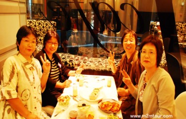 『朝食はおしゃれなここで!?』　後姿は20代のお嬢様～様～3日間沢山のわがまま楽しんで頂きましたでしょうか！？ヒヒヒ　次回は更なるわがまま宜しくですよ。必ず～ＴＴ～＊＊＊　