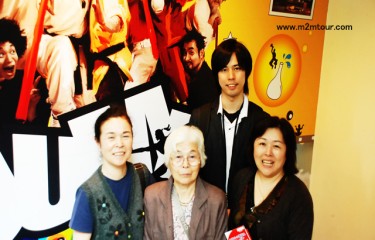 『ジャンプ公演』　雨の日で少し落ち込むかなと思ったんですが優しかったお母様お陰でワイワイと楽しくガイドできましたね。いつまでもお元気で来年もご訪韓するんですね。＾＾￥