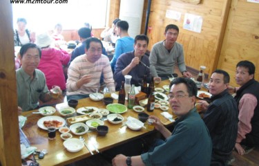 『豆腐専門店』　9,000ウォンの定食なのに１０週類の漬物が～韓国食事は最高でしょう！トンネルの疲れがビールいっぱいで飛んでいきました。