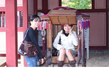 カマ乗りの体験、昔、朝鮮時代のヤンバンの娘さんがこれに乗ってお出かけを、、、