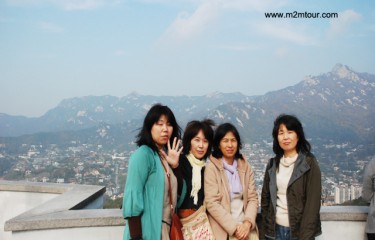 『韓国の紅葉』　ソウルの紅葉も捨てたもんじゃないでしょう！？　お友達四人のお嬢様のお陰で私も楽しかったです。次回も宜しくですよ。＾！＾＠