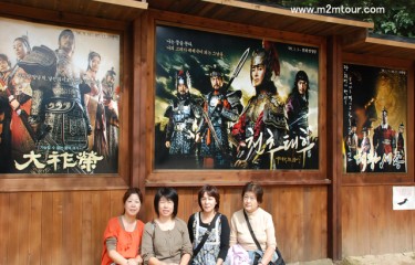 『テジョヨンのロケ地ツアー』後姿は20代のお嬢様達のお陰様でた・の・し・かったです。1日５００ｋｍ走りましたけどお体は大丈夫ですか！？次回はジュモンのロケちですよ。