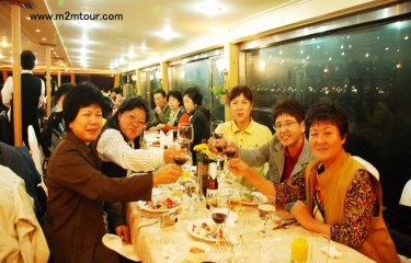 『漢江バイキング遊覧船』　3泊4日間朝から晩まで心行くまで韓国ソウルを楽しんで頂きました!?　沖縄からはるばる25年ぶりの海外旅行～＾＾紅葉も綺麗だったし、贅沢な4日間本当にお疲