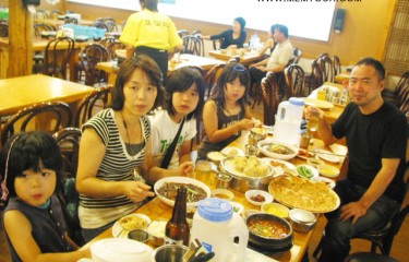 念願だったジャージャー麺のお味は！？　お子様からお年寄りまで、、美味しく食べれるので、、ユズキちゃん美味しいですか?＾！＾＠