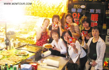 楽～～しみにしてた屋台で一杯飲みました。屋台のおばあさんと辛ラーメンもって、写真。楽しいのが一番、仲間と一緒ならなおさらですが朝方までお疲れ～お疲れでした。＠＾！＾＠