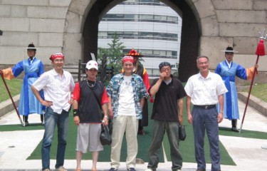 手で持っている怪しい黒い袋は何でしたっけ？？？教えてチョウダイ。