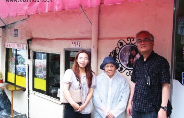 雨の中お疲れ様で御座いました。お母様の念願であるドラマロケ地ツアー、毎日韓国ドラマを見ながら楽しんでるお母様のために＠！＠本当に見習わないと～～おお母さんいつまでもお元気