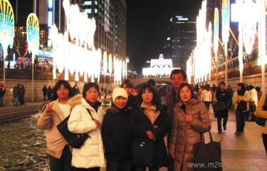 年末年始のソウル夜景は捨てたものではないでしょう？でも、寒くて鼻の先が真っ赤でしたね。