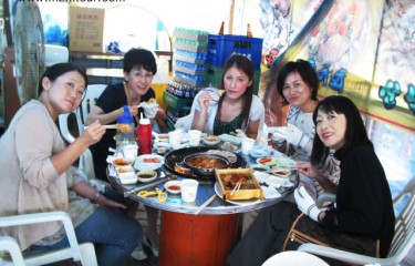 海が見えるところで食べる貝焼きに韓国ジンろ一杯　!＾＠　最高、、、もうパーフェクトですね。