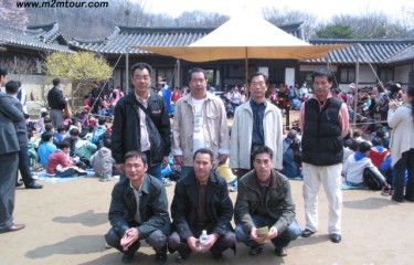 『韓国民族村』　楽しいひと時の写真なのに～！～、写真の顔は～、日本のお客様！二日酔いの顔ですよ。