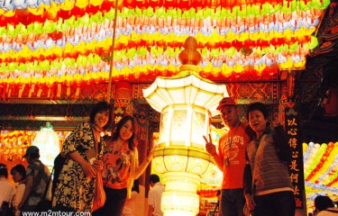 『お釈迦様のお誕生日』　何を祈ってたんですかね？私は皆様の健康と幸せを祈りましたけど～笑!＾＠　本当ですよ。信じてくださいね。＾＾!