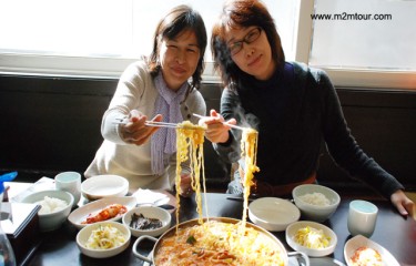 『部隊鍋』　お幸せそうな笑顔が素晴らしいでチュウ～ヒヒ～韓国料理は高いから美味しいんじゃなくて安いからおいしいかな～半分うそですね。＾＾！