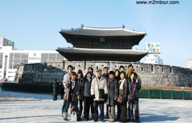 『東大門の前』国宝一号が放火でなくなり、代わりに宝物一号の東大門の前にて家族写真～＾＾＊お父さんお母さんいつまでもお元気で～再度お会い致しましょうね。＾＾～