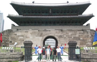 南大門前でのひと時、、中まで歩けるようになってビックリ。観光地に力入れてますよ。