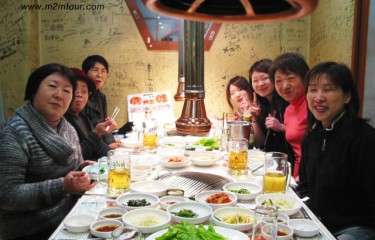 『韓国焼肉』　ソウルツアー初日の夕食ははやり～焼肉ですね。＾!＾＠　味付けかルビ、生カルビ、ホルモン、ミノなどなど～!＾＠日本の皆様美味しいカルビが待ってますよ。＊!＊