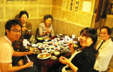 面白く観光ガイドができました。ソウルの真ん中に流れてる川？？覚えてますか?　覚えさせたいなと頑張ったのに＿！＿　漢江(ハンガン)ですよ。＠＾！＾＠お願いですから忘れないで次回