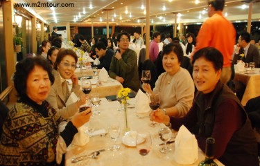 『漢江遊覧船のバイキング』　華やかなソウルの夜景、、、その中で食べる韓国のバイキング！ショーもあり贅沢なひと時はここにて＾＾